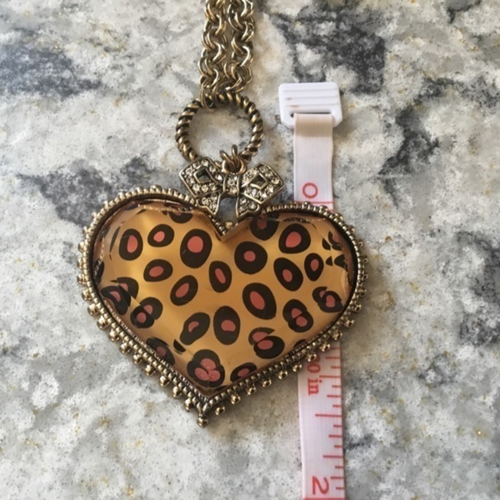 BESTEY JOHNSON LEOPARD PRINT HEART NECKLACE